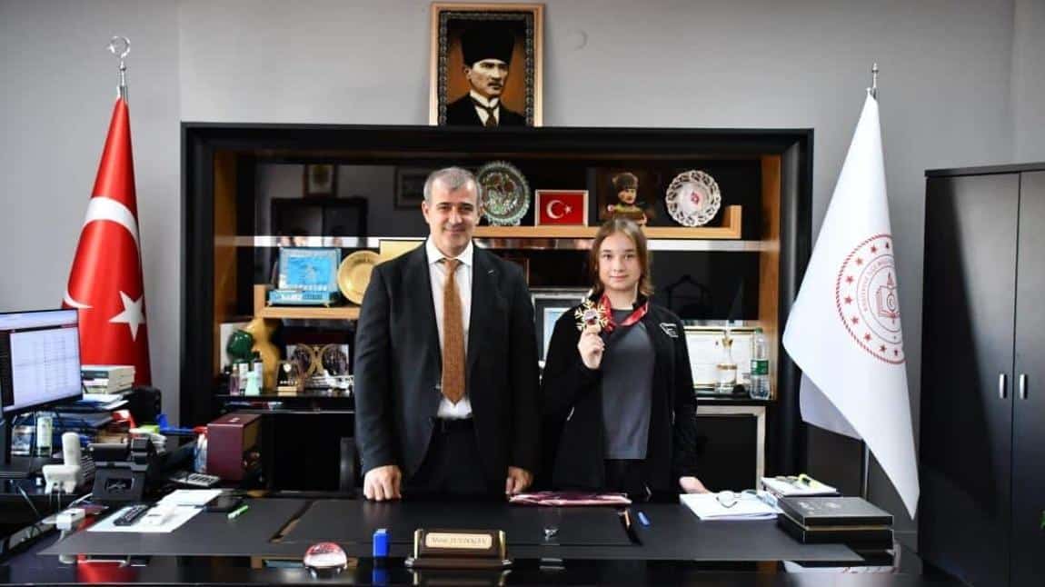 Gençler Senkronize Buz Pateni Türkiye Şampiyonu Berrin ERGİN'den İlçe Milli Eğitim Müdürümüze Ziyaret